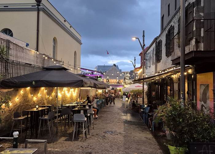 Ambiance animée en terrasse dans le quartier piétonnier du Carré Cathédrale à Saint-Denis de La Réunion