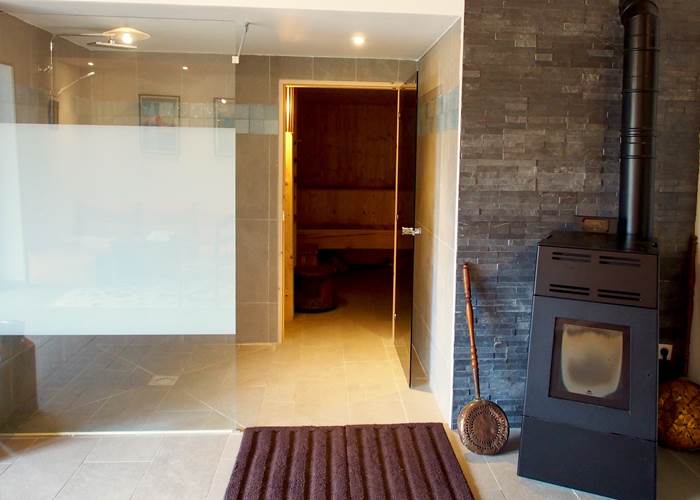Espace détente avec un grand sauna tradionnel