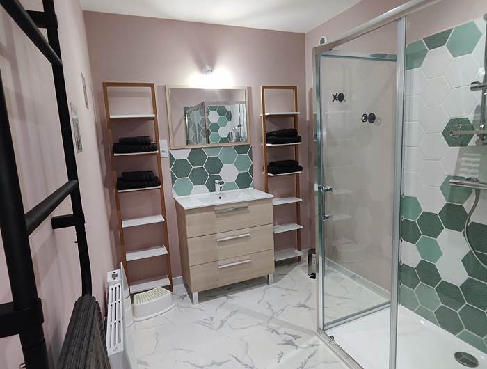 salle d'eau confortable