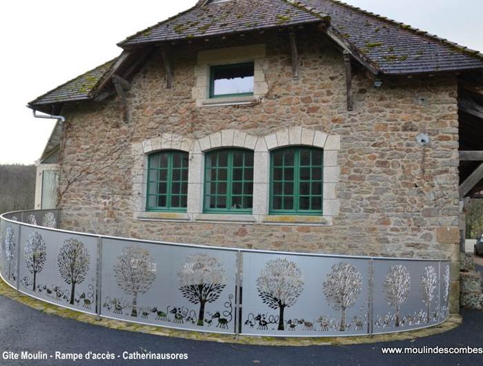 Entrée du gîte du Moulin avec rampe