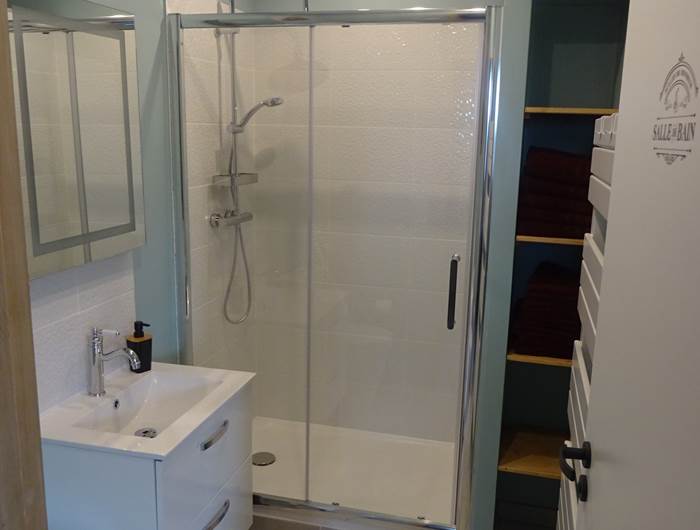 salle d'eau et toilette privatifs