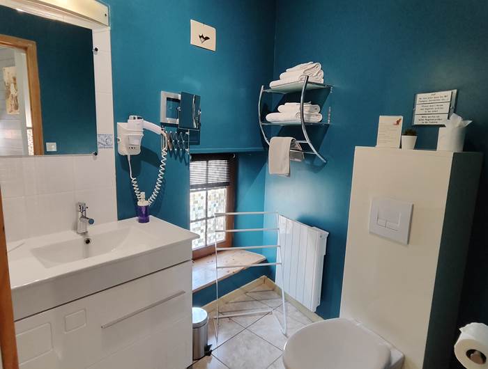 salle-d-eau-privative-toilette-privative-confortable-linge-de-toilette-fourni