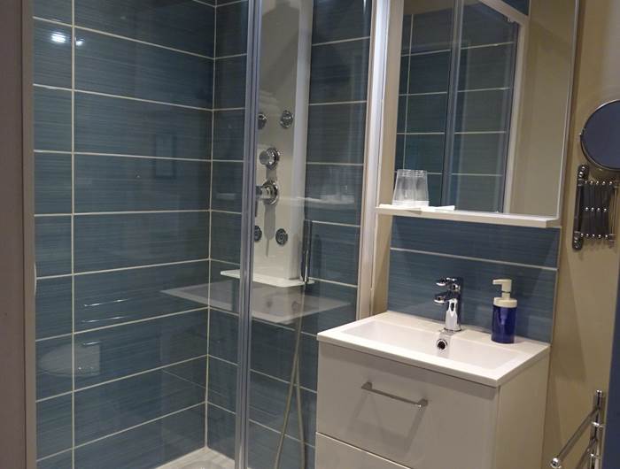 salle d'eau et toilette privatifs