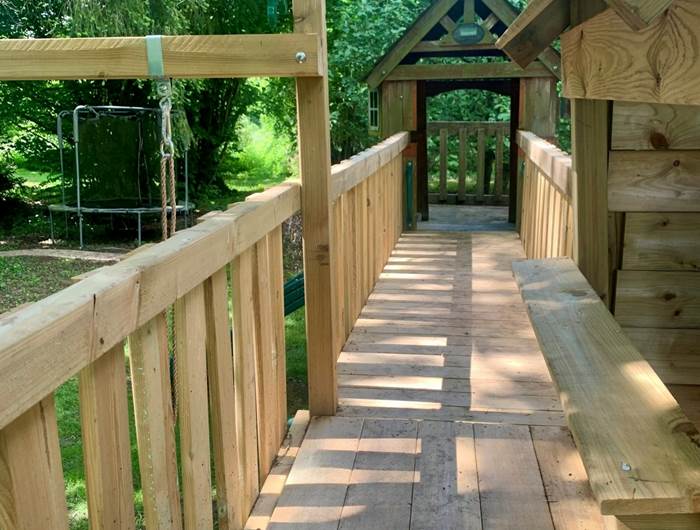 Grande aire de jeux pour les enfants dans parc aboré - Gîte de grande capacité