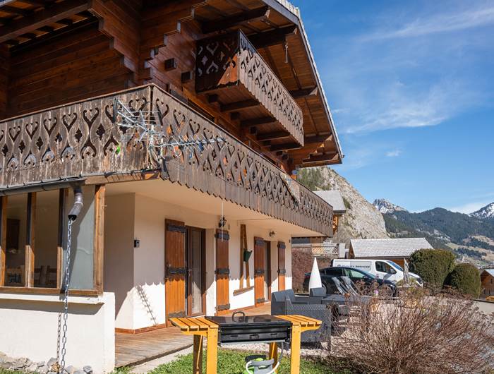 Au Chalet Le Péry, et sa terrasse pour une vue exceptionnelle sur les Monts de la Vallée d'Abondance, aux Portes du Soleil, le plus grand domaine skiable  franco suisse