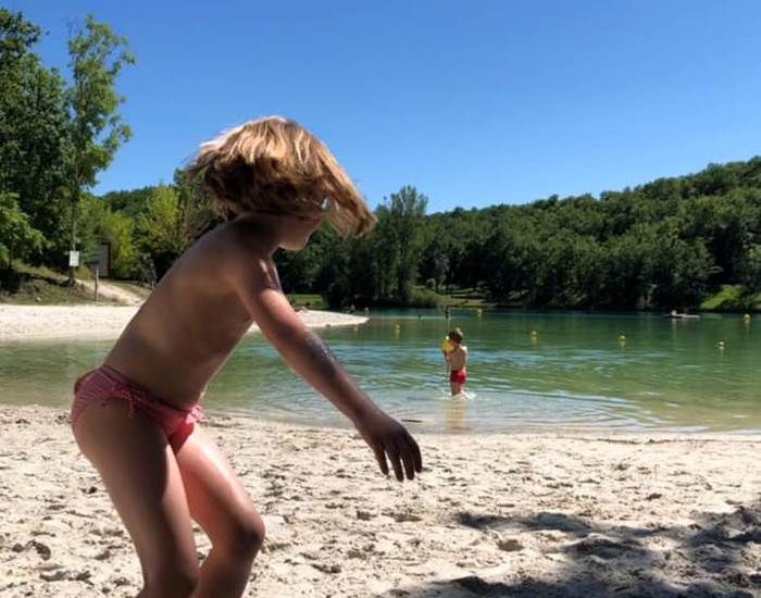 Amusez vous dans le sable au bord du lac