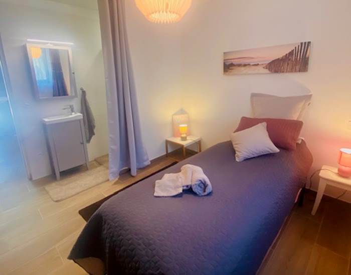 Chambre préparée avec 1 lit 80x200