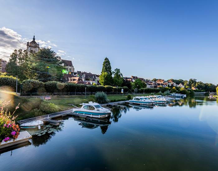 Vue de Dole, le port à 500 m des studios