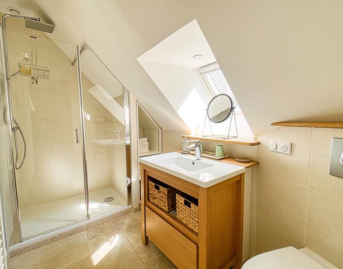 salle-d-eau-douche-wc-en-comble-suite-de-l-atelier-la-verrerie-d-ivoy