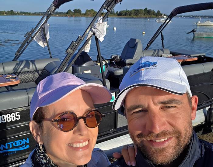 Antoine notre skipper et Sophie Jovillard, la présentatrice