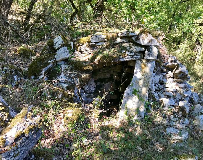 Borie en ruine lors d'une randonnée à proximité de la maison