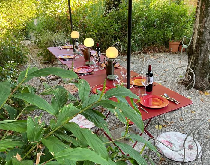 Dîner sur la terrasse dans le jardin