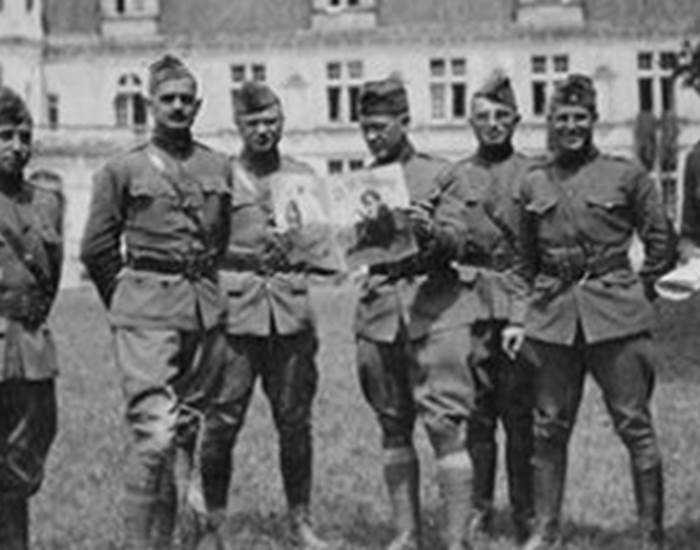 Harry Truman et ses soldats en 1918 devant le château