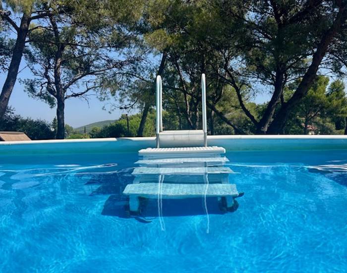 Piscine 8 x 3 m à partager située en contrebas