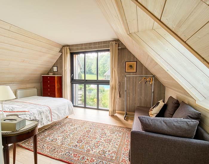 suite-de-l-atelier-chambre-lit-queen-size-la-verrerie-d-ivoy