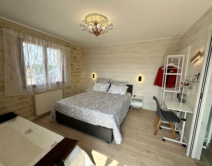 chambre-raphael-lit-queen-size_canapé-2-places_spacieuse_calme_lumineuse_mas-des-anges_soussans-margaux-medoc-bordeaux-pauillac-moulis-vignoble-accessibilite.jpg