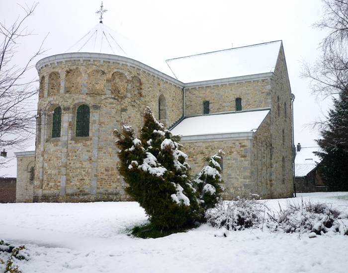 Sous la neige comme sous le soleil vos yeux pourront apprécier l'église de notre terrasse