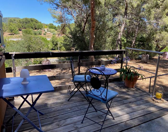 Terrasse vue mer et collines