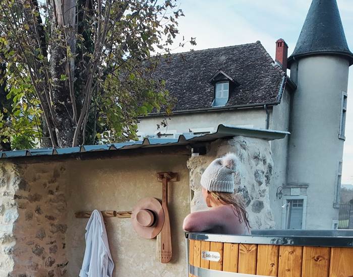 Bain nordique privatif du Manoir du Colombier, déjà chaud à l’arrivée, avec vue sur les montagnes du Bugey près du Grand Colombier.