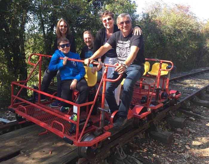 Avec les enfants au Vélorail de Cornac sur l'Isle