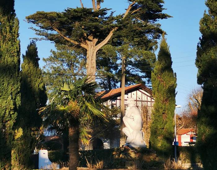 Une place de quartier de Biarritz