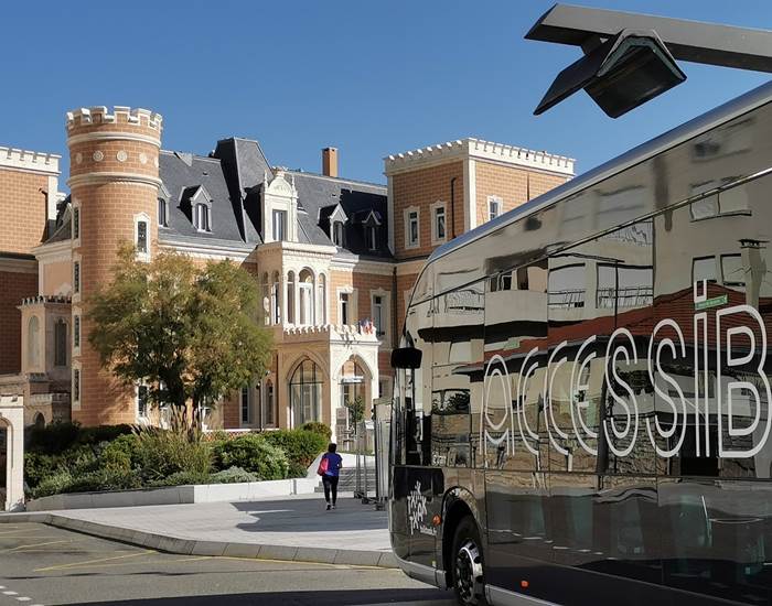 Réseau de transport Txik Txak devant l'Office du Tourisme - Ocean 7