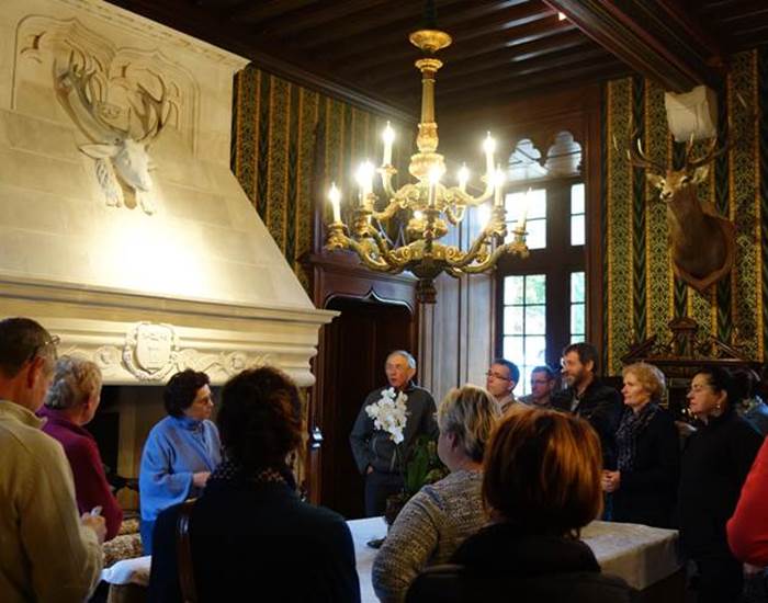 Photo de groupe dans la salle de chasse