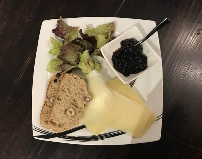 fromage de brebis confiture de cerises noires