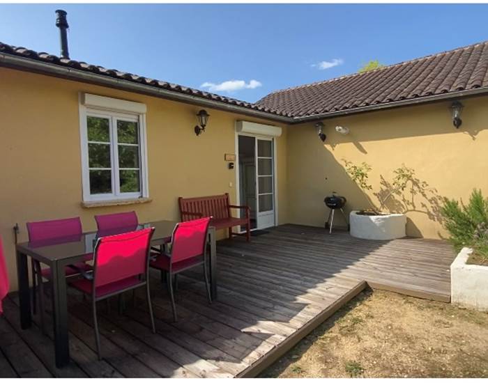 Terrasse  gîte Bombay avec salon de jardin et barbecue  Weber au charbon