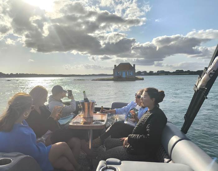 Nos passagers d'un jour face à St Cado