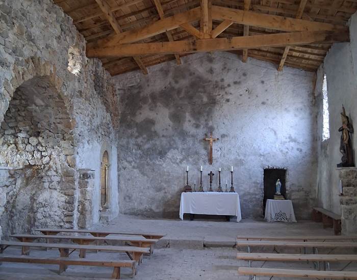Hameau Du poil Eglise parfaitement conservée