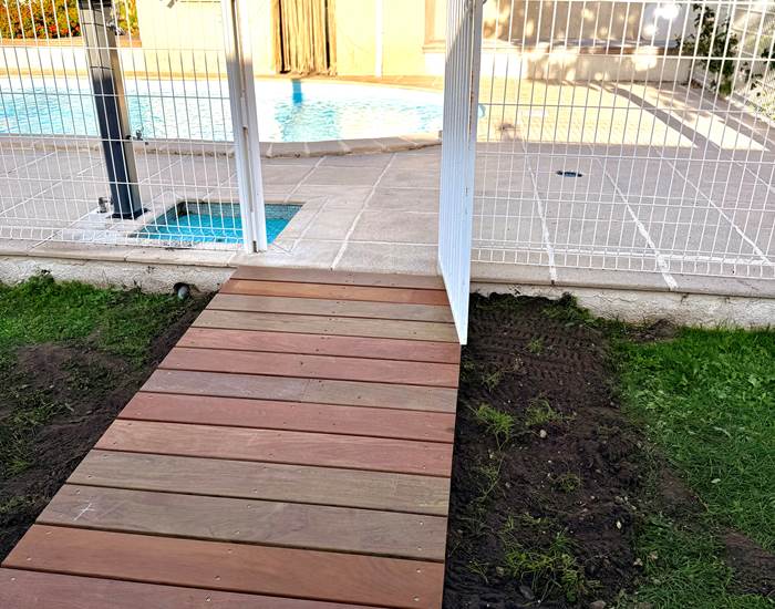 acces-pmr-piscine-passerelle-bois-securisee-mas-des-anges-soussans-margaux-medoc.jpg
