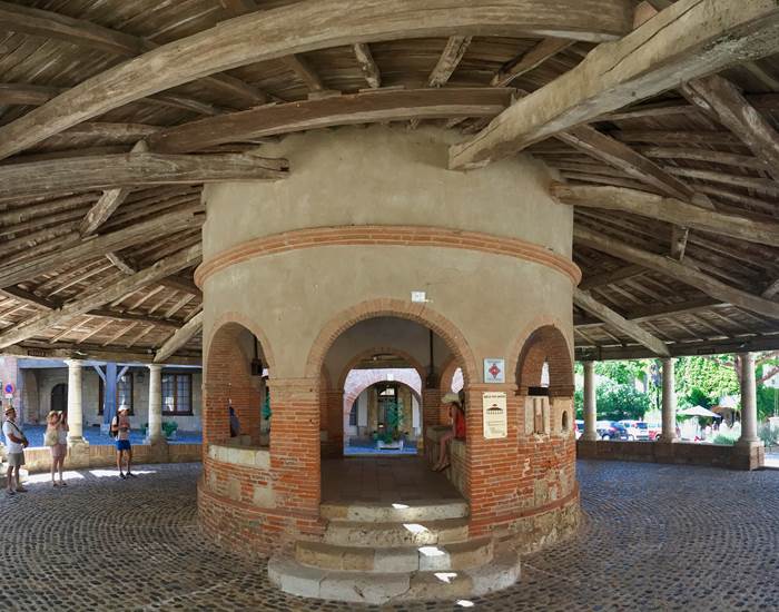 AUVILLAR - Sous la halle circulaire...