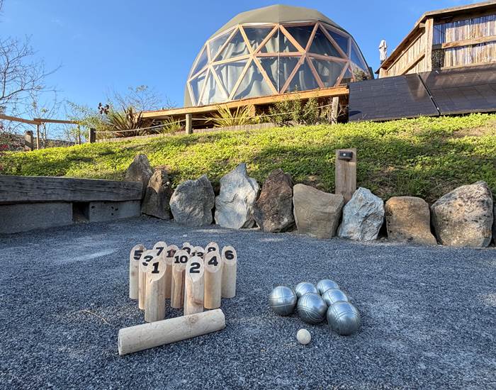 Jeux de pétanque et Molkky à disposition