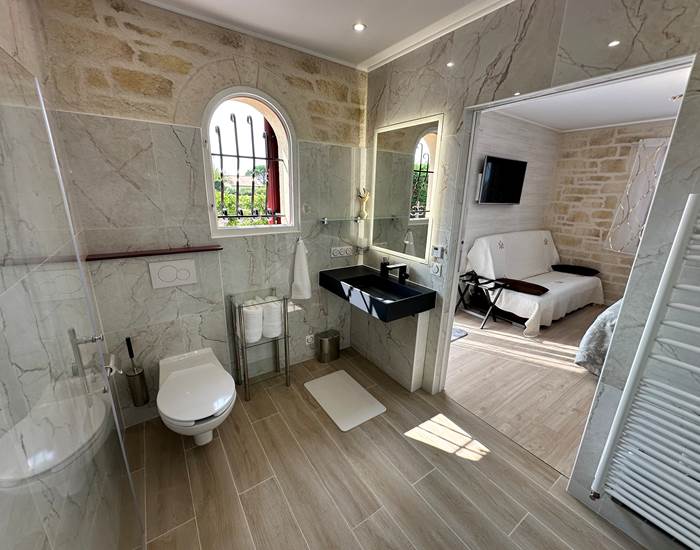 salle-de-bain-raphael-lavabo-toilettes-pmr_mas-des-anges_soussans-margaux_pmr-handicap_luxueuse.jpg