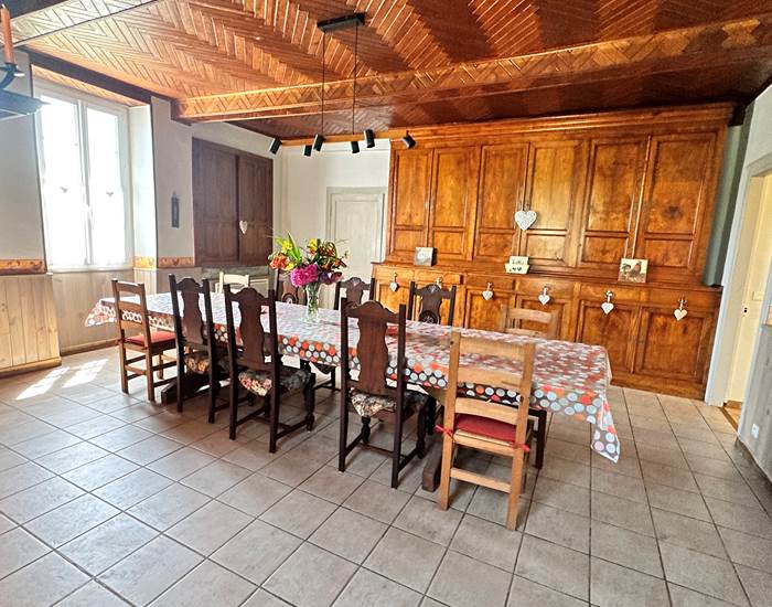 Salle à manger avec son grand meuble d'origine ...