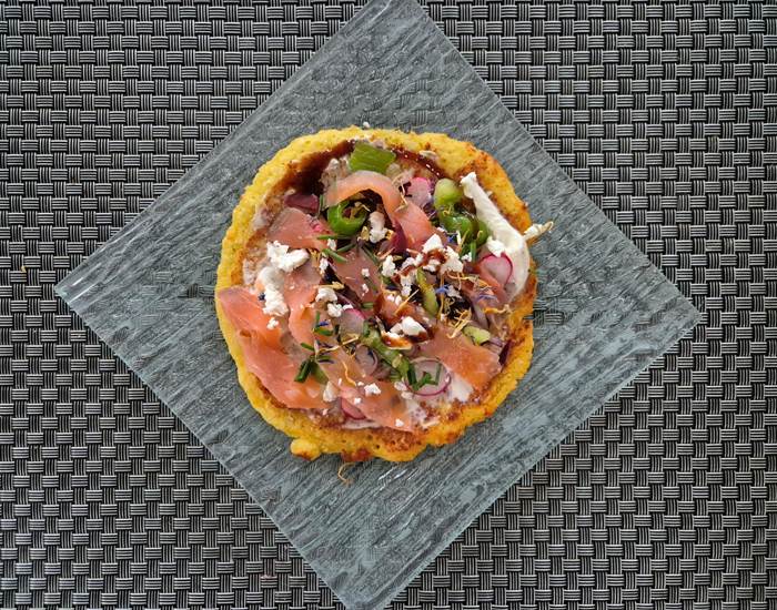 Galette de chou fleur, saumon fumée, feta, fleurs...