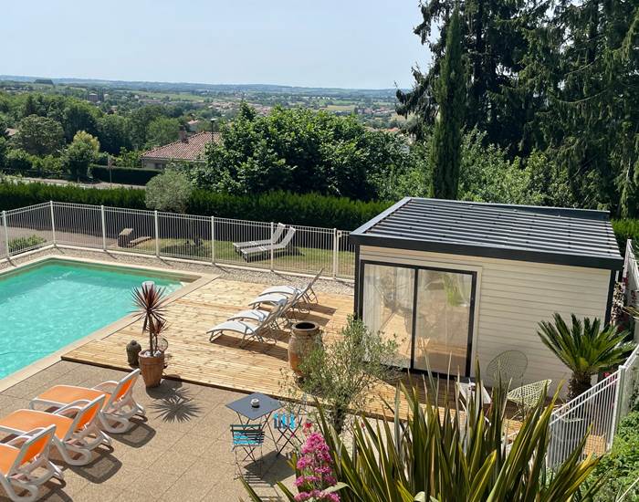 la vue sur la piscine du parc-page