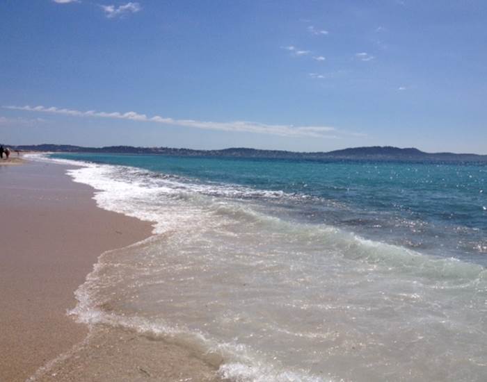 Plage de l'Almanarre, vagues et sable fin