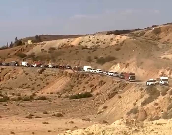 une queue ininterrompue de voitures venant en aide aux villages détruits