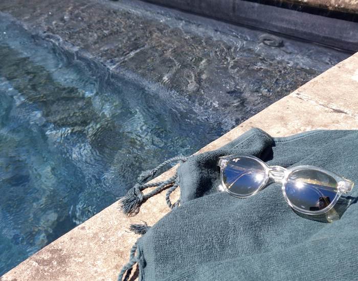 Détente au bord de la piscine-page
