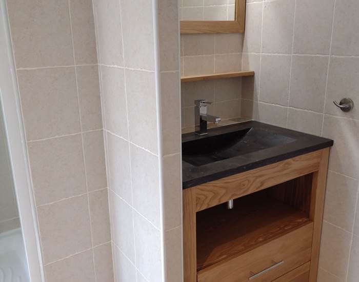 Salle de bain avec douche