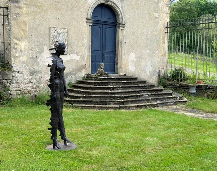 "La femme face au vent", sculpture de Francis Pierre