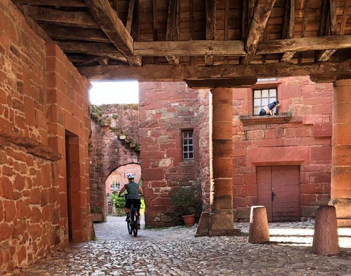 Bicyclette dans Collonges la Rouge