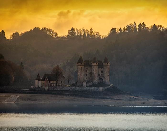 Le Château de Val, lac de Bort-Les-Orgues