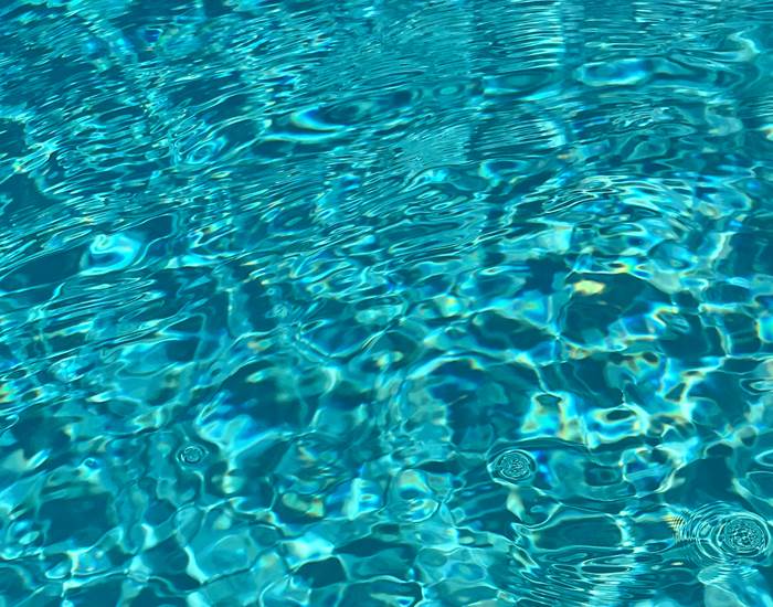 Les pieds dans l'eau au Cellier Des Amis