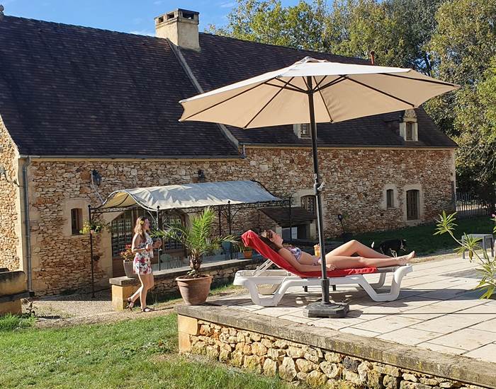 Jardin du gîte, avec piscine