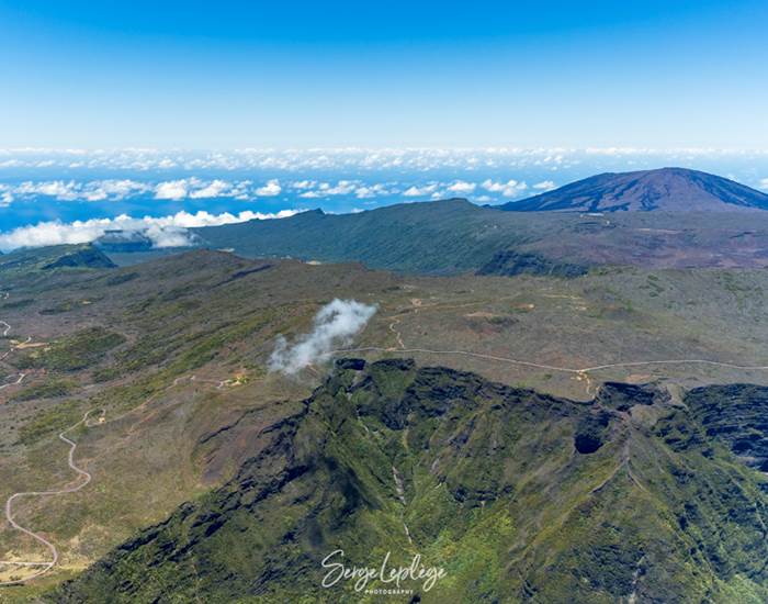 Survol du sublime volcan Le piton de la fournaise