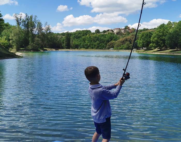 Détendez vous en pêchant autour du lac