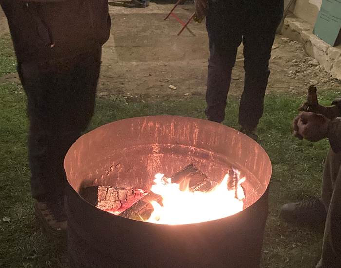 Depuis nos origines, le feu protège, réchauffe, réunit et permet de cuir nos aliments-page